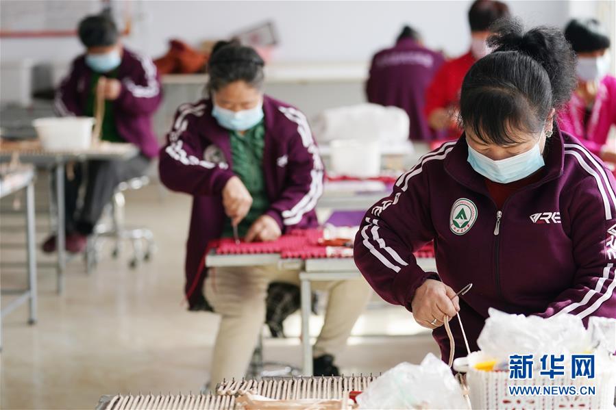 （在習近平新時代中國特色社會主義思想指引下——新時代新作為新篇章·習近平總書記關切事·圖文互動）（4）讓貧困勞動力端穩就業的“飯碗”——各地就業扶貧不松勁鞏固脫貧成果