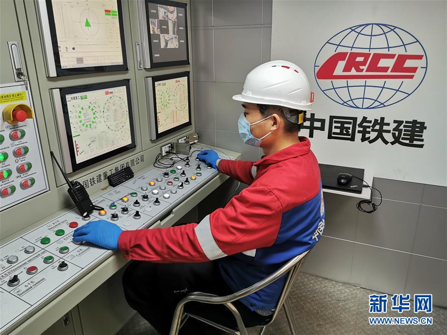 （國(guó)際·圖文互動(dòng)）（7）通訊：“大國(guó)重器”亮相莫斯科——中國(guó)11米級(jí)大盾構(gòu)機(jī)在俄始發(fā)記