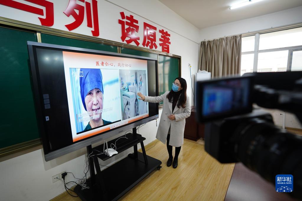 為黨育人 為國育才——以習近平同志為核心的黨中央關心學校思想政治工作紀實