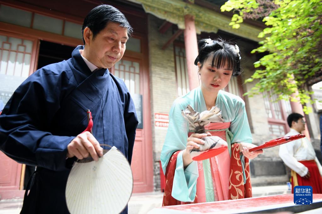 高擎民族精神火炬 吹響時代前進號角 ——以習近平同志為核心的黨中央關心文藝工作紀實