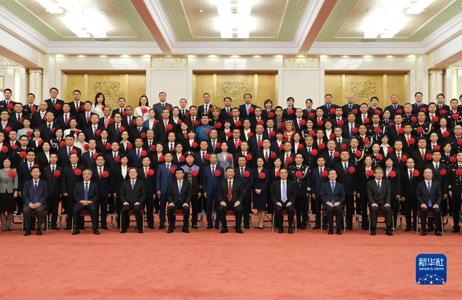 習近平會見全國“人民滿意的公務員”和“人民滿意的公務員集體”代表