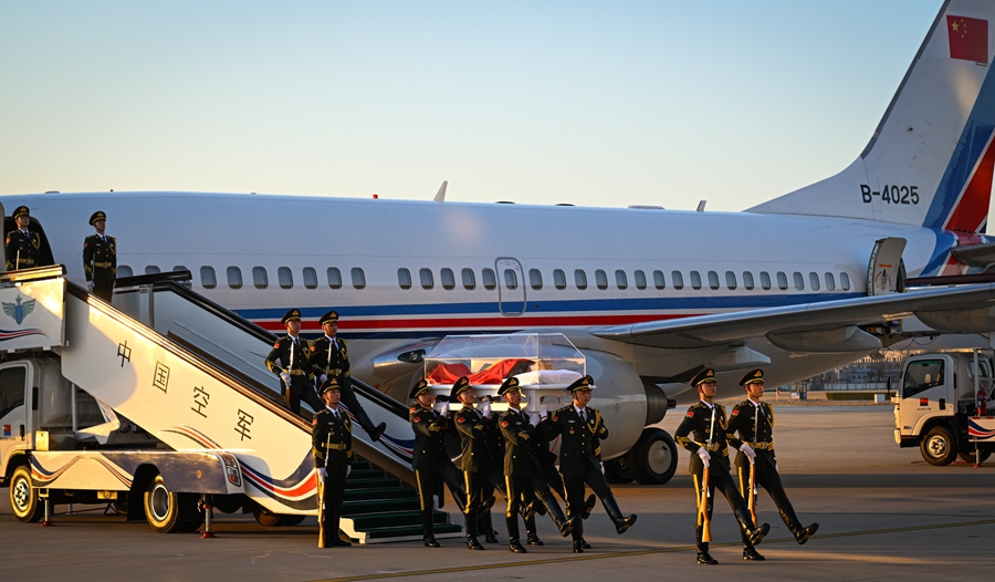 江澤民同志遺體由專機敬移北京 習近平等黨和國家領導同志到機場迎靈