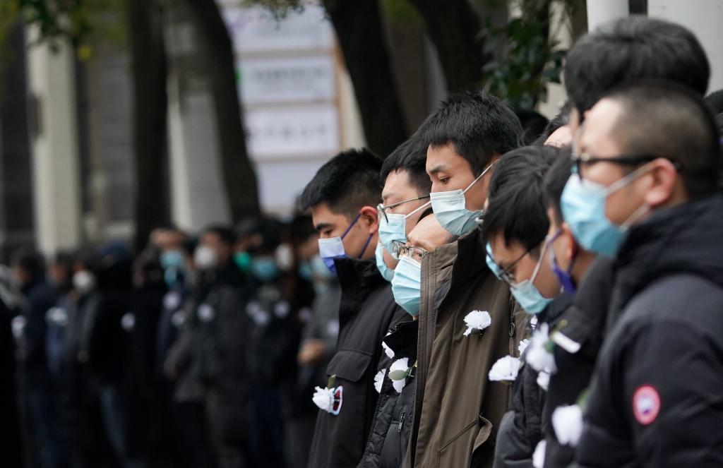 江澤民同志遺體由專機敬移北京 習近平等黨和國家領導同志到機場迎靈