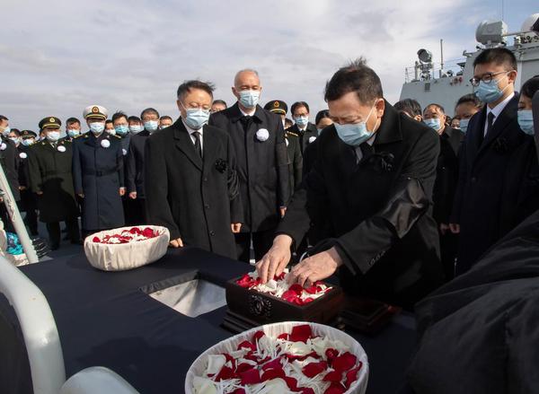 江澤民同志骨灰撒入江海 5