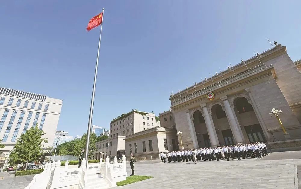 全國(guó)政協(xié)機(jī)關(guān)舉行升國(guó)旗儀式和主題黨日活動(dòng)