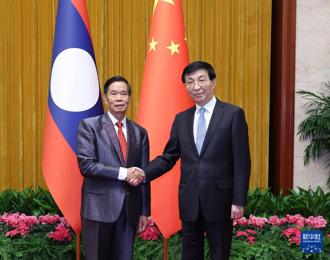 王滬寧會見老撾建國陣線中央委員會主席辛拉馮