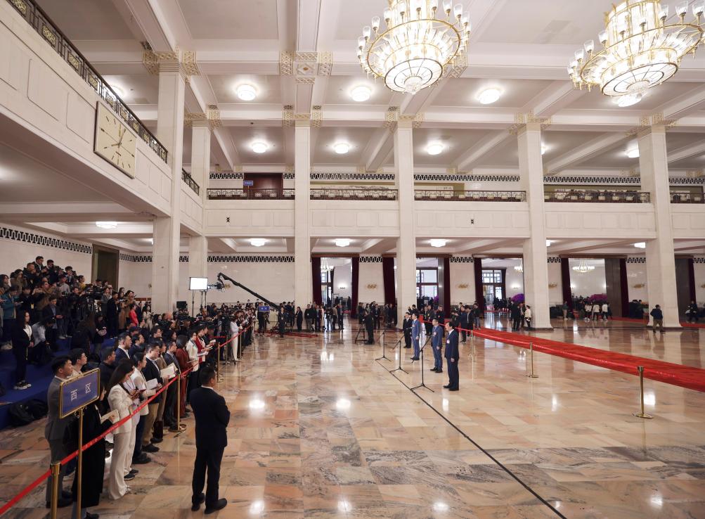 第三場(chǎng)“委員通道”集體采訪活動(dòng)舉行