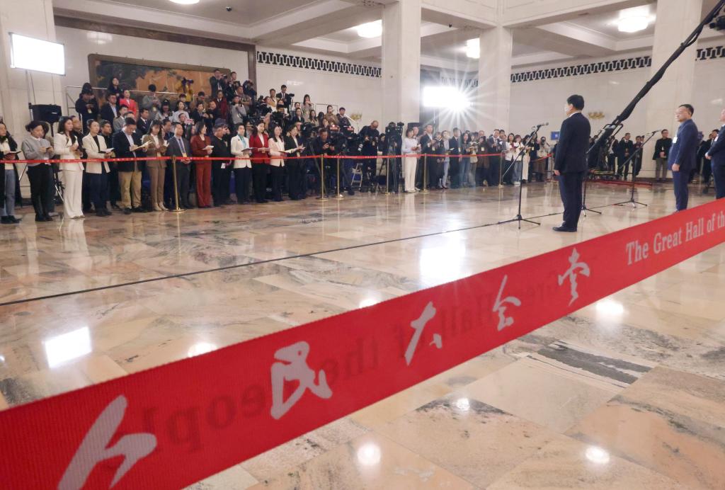 第三場(chǎng)“委員通道”集體采訪活動(dòng)舉行