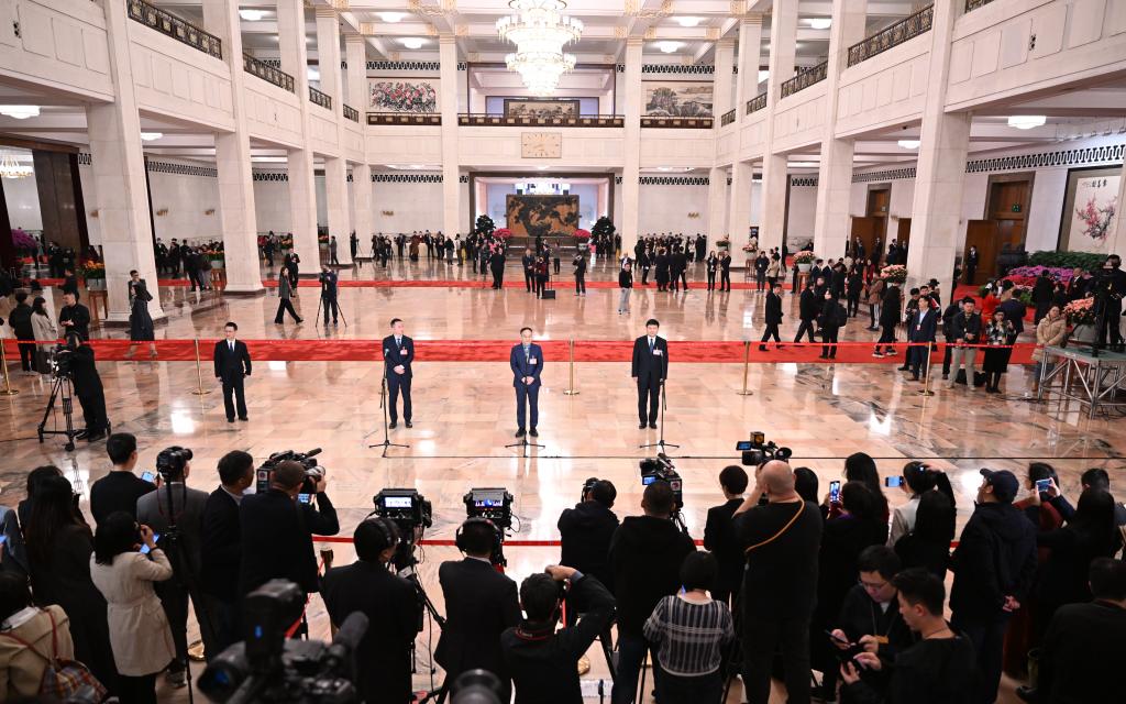 第三場(chǎng)“委員通道”集體采訪活動(dòng)舉行