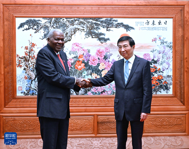 王滬寧會(huì)見(jiàn)古巴全國(guó)人民政權(quán)代表大會(huì)主席拉索