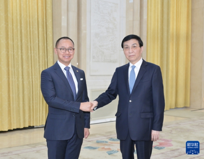 王滬寧會見印尼人民協商會議副主席艾迪