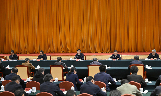 王滬寧與新時(shí)代黨的統(tǒng)一戰(zhàn)線工作專題研討班學(xué)員座談