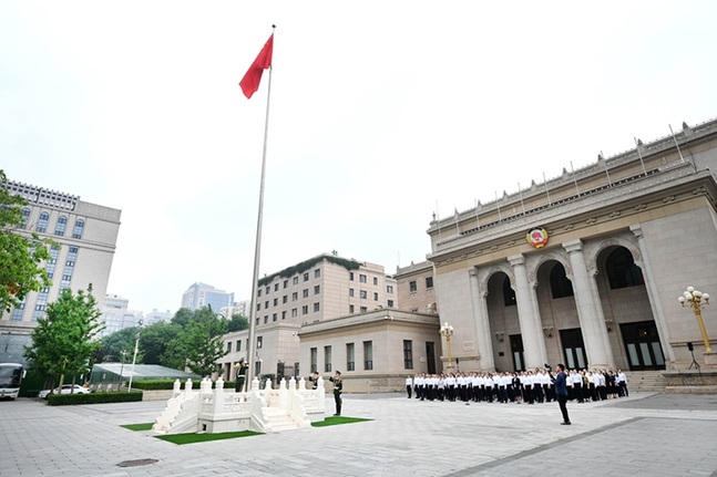 全國政協(xié)機關舉行升國旗儀式和“慶‘七一’ 感黨恩”黨員座談會 王東峰出席并講話