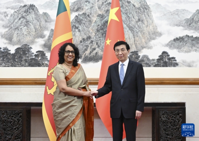 王滬寧會見斯里蘭卡總理阿馬拉蘇里亞