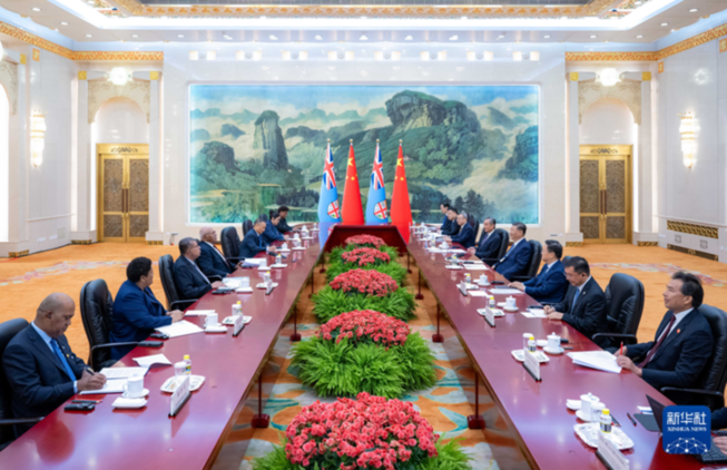 習近平會見斐濟總理蘭布卡