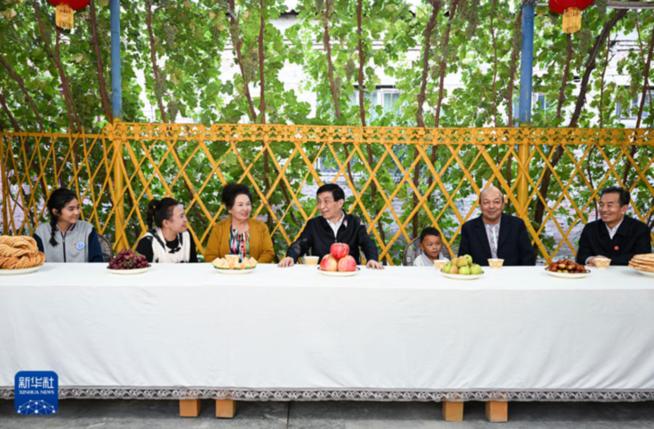 中央代表團赴新疆多地看望慰問各族干部群眾 王滬寧參加活動