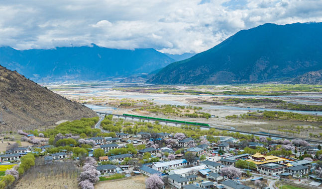 以習近平同志為核心的黨中央情系雪域兒女擘畫西藏發展紀實