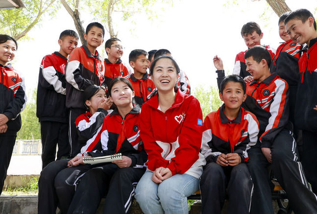 雪蓮綻放新時代 團結奮斗譜新篇——以習近平同志為核心的黨中央情系天山兒女引領新疆發展紀實