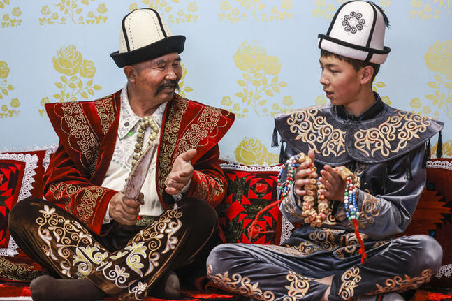 雪蓮綻放新時代 團結奮斗譜新篇——以習近平同志為核心的黨中央情系天山兒女引領新疆發展紀實