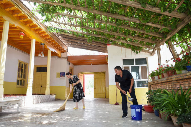 雪蓮綻放新時代 團結奮斗譜新篇——以習近平同志為核心的黨中央情系天山兒女引領新疆發展紀實