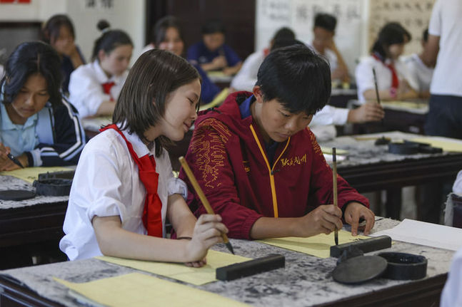 雪蓮綻放新時代 團結奮斗譜新篇——以習近平同志為核心的黨中央情系天山兒女引領新疆發展紀實